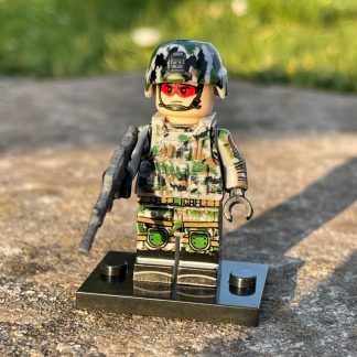 Customowa minifigurka żołnierza chińskiej armii (PLA) z karabinem Type 95, hełmem i plate carrierem.