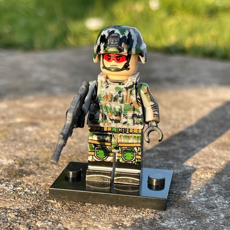 armia chinska minifigurka 1 Customowa minifigurka żołnierza chińskiej armii (PLA) z karabinem Type 95, hełmem i plate carrierem.