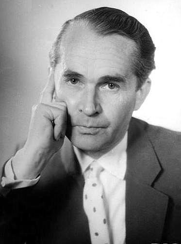 Józef Małgorzewski - A więc wojna! Z dniem dzisiejszym wszelkie sprawy i zagadnienia schodzą na plan dalszy. Całe nasze życie, publiczne i prywatne przestawiamy na specjalne tory, weszliśmy w okres wojny. Cały wysiłek narodu musi iść w jednym kierunku. Wszyscy jesteśmy żołnierzami. Musimy myśleć tylko o jednym - walka aż do zwycięstwa!